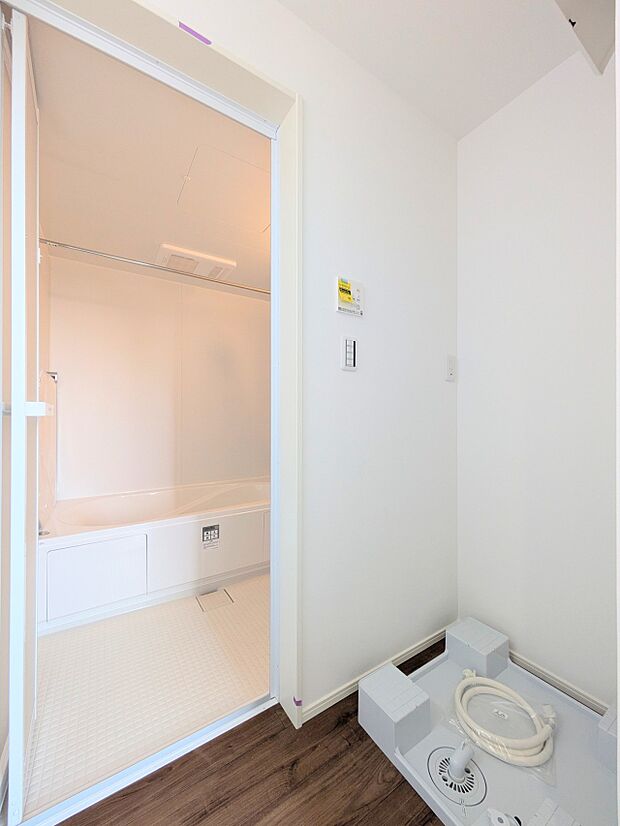 【Laundry space-ランドリースペース】 毎日使う洗濯機。しっかりと奥行きのある置き場が確保されています。