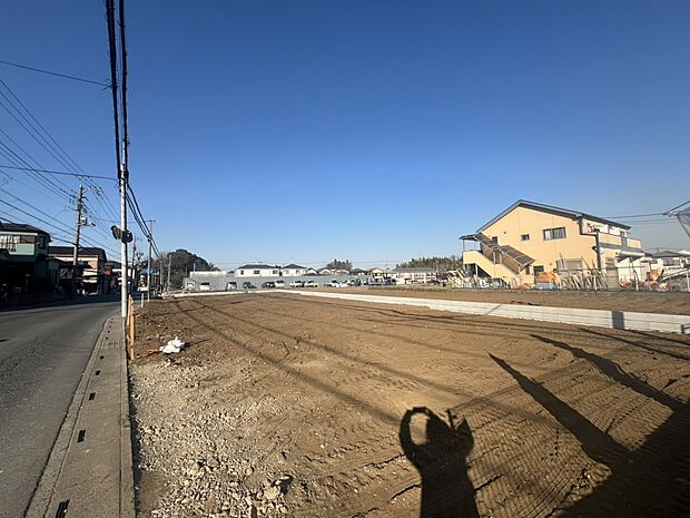 【前面道路】家の前をまっすぐの通りが走っている。クルマは少なく、人々は毎朝、ウォーキング、ジョギング、犬の散歩など、フリーな朝時間を過ごしている。