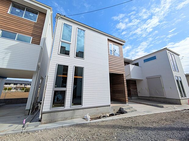 【玄関】家の顔となる玄関は、高いデザイン性が求められます。高級感と断熱性、防犯性に優れた玄関ドアを標準装備。ピッキング対策のセキュリティサムターン等、防犯に考慮しました。