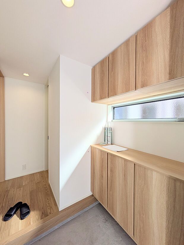 【玄関】玄関はおうちの顔と言われます。玄関アプローチは、外観デザインの印象を左右します。ご家族の個性を出しながら、素敵な玄関でお客様をお迎えしてください。