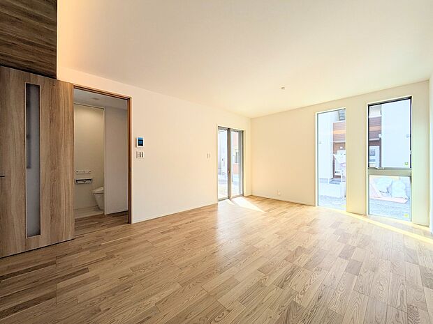 【リビング】光が溢れ、風も溢れ、居心地のよい住空間、自然体で過ごせる住空間にリビングを。それは住むというシンプルなカタチをどこまでも追求してきた結果です。新築の厳かな居住性を身体全体で感じて…