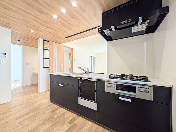 【キッチン】ナチュラルな自然光の中での調理。会話が弾む対面型キッチン。お洒落な食器類を余裕で収納できるスペース。動きやすい女性目線のキッチン動線。これからはお料理をつくる時間が劇的に変わりま…