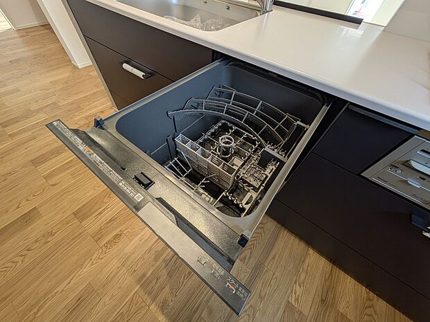 食器洗いのわずらわしさから開放してくれる嬉しい設備。後片付けの手間を減らし奥様の時間を有効活用できます。お湯と洗剤を使う機会が少なくなるため、手荒れ防止にも。