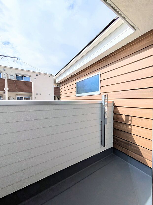 【バルコニー】澄み切った青空と、心地良い風を感じるバルコニー。