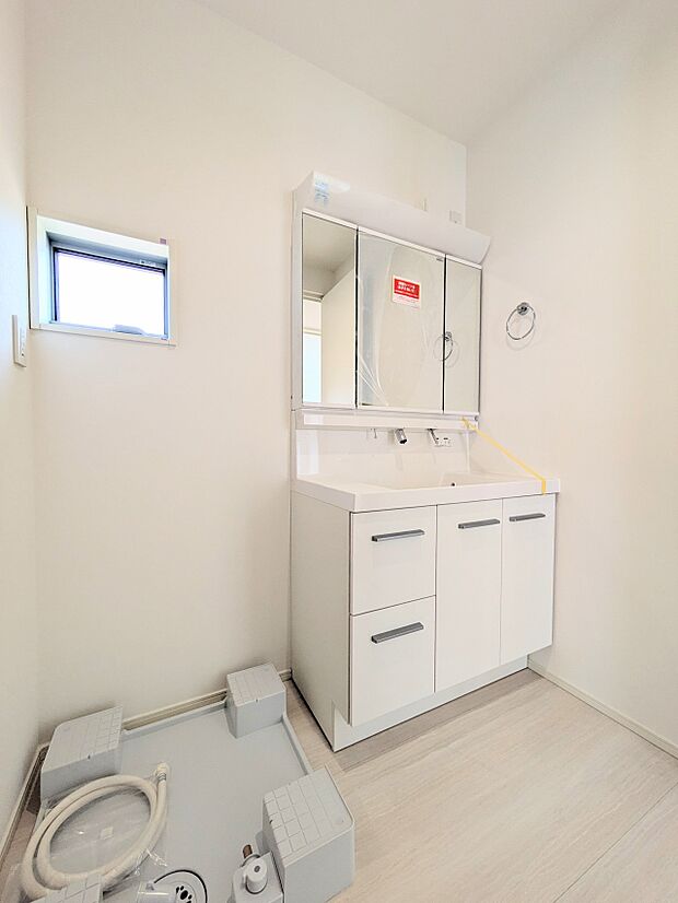 【脱衣所】洗面所は小さなプライベートスペース。歯磨き、洗顔と毎日施す個人空間。