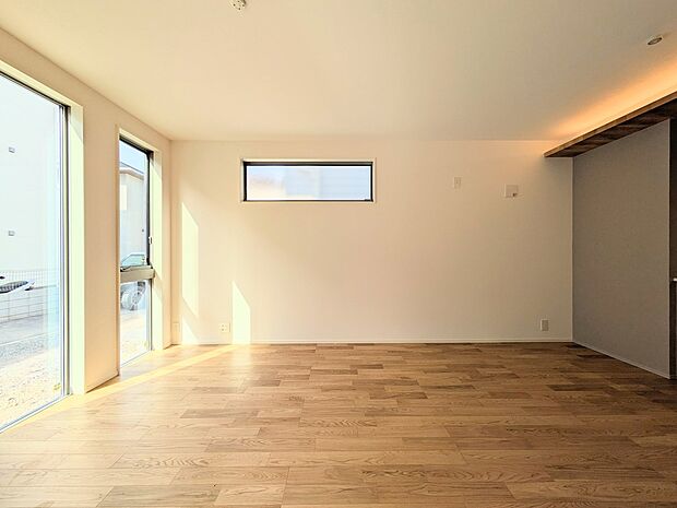 【リビングダイニング】リビングにいるお子様と会話をしながら家事ができるカウンターキッチン。いま手があいているか、忙しそうなのか相手の様子を伺いながらコミュニケーションをとる訓練にもなります。…