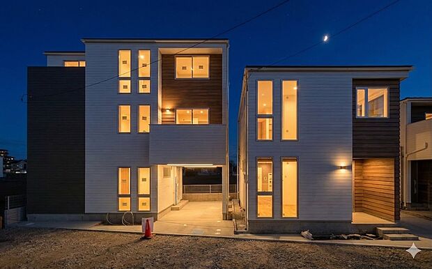 堂々たる趣ながら、主張し過ぎずどこか余裕を感じさせるシャープなフォルムで佇む邸宅は、晴天の空と照らし合わせる事で、本来あるべき完成形の姿を見せてくれます。