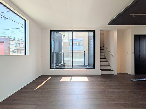 【リビング】光が溢れ、風も溢れ、居心地のよい住空間、自然体で過ごせる住空間にリビングを。それは住むというシンプルなカタチをどこまでも追求してきた結果です。新築の厳かな居住性を身体全体で感じて…