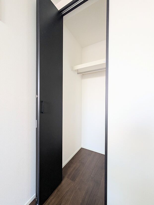 【CL(クローゼット)】壁面クローゼットのメリットは、衣類が横一列に並ぶためひと目で洋服が選びやすいこと。衣類をたくさんお持ちの方も、限られたスペース内に無理なく収納することができます。