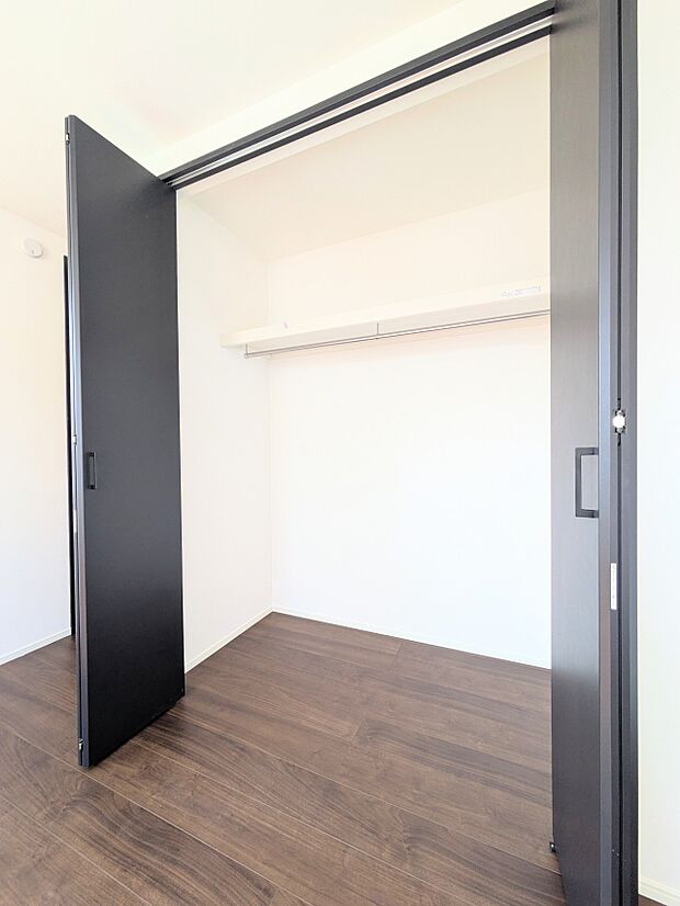 各所に配置された収納スペースは、洋服や小物はもちろんのこと、掃除機や日用予備品・お子様のおもちゃなど様々な物を収納して頂ける便利なスペースです。