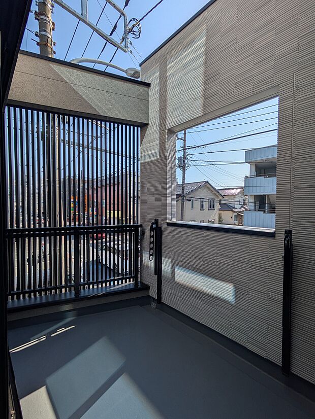 【Balcony】澄み切った青空と、心地良い風を感じるワイドバルコニー。