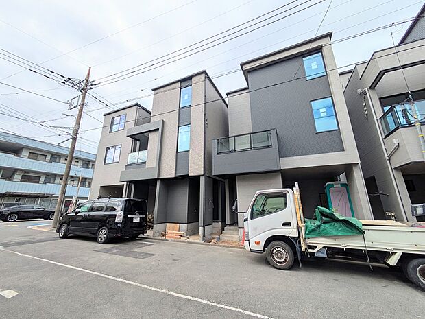 毎日の生活にマイカーが必須という方は、購入を検討する際、駐車場があることは大事な条件です。毎日の通勤や家族の送迎、買い物やお出かけなどクルマのある暮らしを満喫したい方は要チェック！