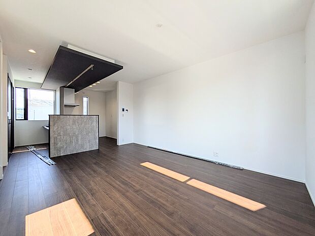 【ダイニング】家族の様子が見えやすいダイニングスペース