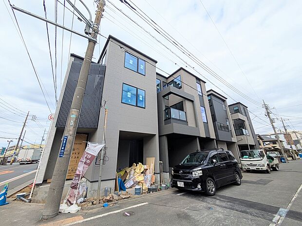 家の前は美しい通りになっていますが、クルマが比較的少なく。家のまわりで遊ぶお子さまも大丈夫です。