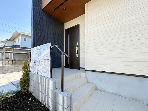 【玄関】家の顔となる玄関は、高いデザイン性が求められます。高級感と断熱性、防犯性に優れた玄関ドアを標準装備。ピッキング対策のセキュリティサムターン等、防犯に考慮しました。