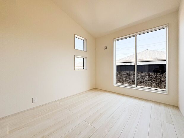 【子供部屋5.01帖】お子様のお部屋にぴったりなクロークを備えたフローリング仕様の洋室です。