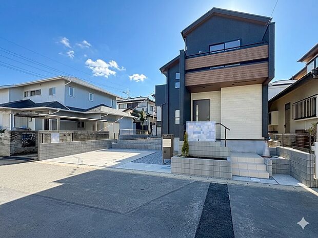 家の前をまっすぐの通りが走っている。クルマは少なく、人々は毎朝、ウォーキング、ジョギング、犬の散歩など、フリーな朝時間を過ごしている。