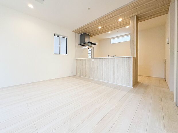 【ダイニングキッチン】会話でホッとコミュニケーションできるリビング。料理でホッとハピネスになるキッチンなど。人をホッとさせる最新設備・仕様を採用しています。