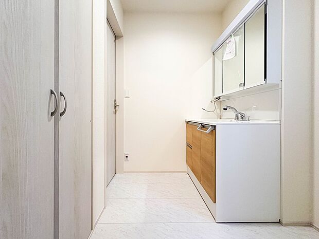 【脱衣所】洗面所は小さなプライベートスペース。歯磨き、洗顔と毎日施す個人空間。