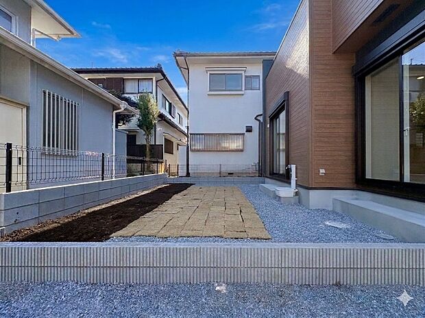 【庭】お庭があることで開放感が違います。建物の内部に光や風などを採り入れやすくなり住居環境がより良好になります。また多目的にご利用できます。*CG加工により晴天にしています。