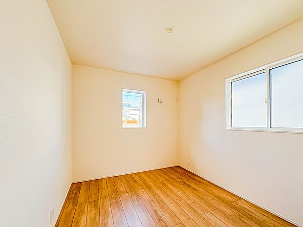 【洋室5帖】  シンプルにデザインされた室内。家具やレイアウトでお好みの空間に。