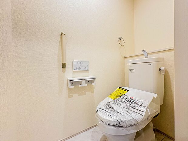 【トイレ】トイレ・ウォシュレット付。快適で衛生的な洗浄機能付温水シャワートイレです。