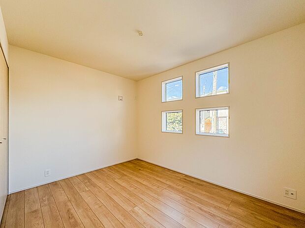 【洋室6帖】  シンプルにデザインされた室内。家具やレイアウトでお好みの空間に。