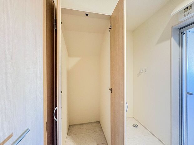 【ランドリースペース】ランドリースペースは広さもたっぷり。