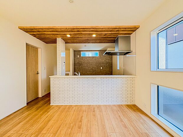 【Dining】ダイニングテーブルを置いても十分な広さが確保されています。