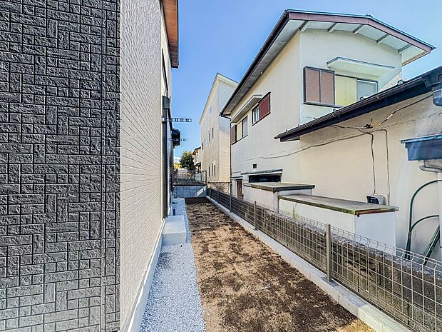 【庭】お庭があることで開放感が違います。建物の内部に光や風などを採り入れやすくなり住居環境がより良好になります。また多目的にご利用できます。