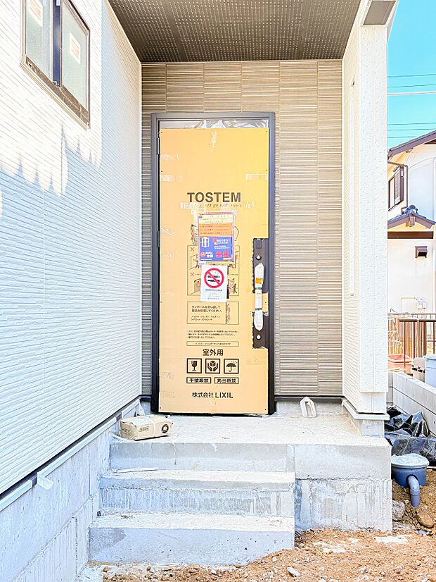【玄関】ここから始まる「日常」はご家族にとってかけがえのない時間となります。少しでも豊かに、快適に。そんな想いから本邸宅は生まれました。　