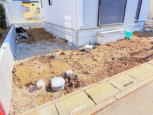 カースペース2台可／駐輪スペース。広々カースペースです。自転車、バイクなども置き場に困りません。