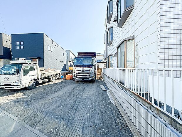 【外観】こちらの物件に少しでもご興味がありましたら、お気軽にお電話下さい。ネット上で「見えない物」「わからない事」でも、実際にご見学いただくことで、手に取るようにおわかりいただけるはずです。…