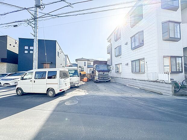 【前面道路、公道6m】車の通行が少ないので、静かな住環境を維持することができます。