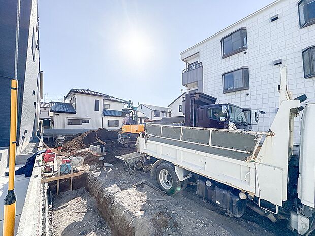 【外観】堂々たる趣ながら、主張し過ぎずどこか余裕を感じさせるシャープなフォルムで佇む邸宅は、晴天の空と照らし合わせる事で、本来あるべき完成形の姿を見せてくれます。