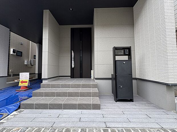 玄関はおうちの顔と言われます。玄関アプローチは、外観デザインの印象を左右します。ご家族の個性を出しながら、素敵な玄関でお客様をお迎えしてください。