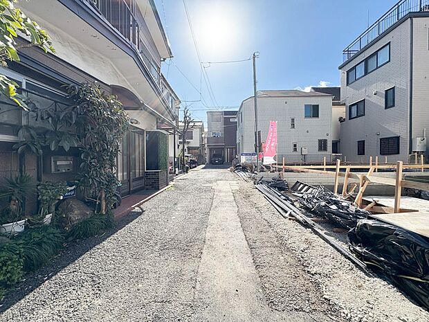 【前面道路】車の通行が少ないので、静かな住環境を維持することができます。