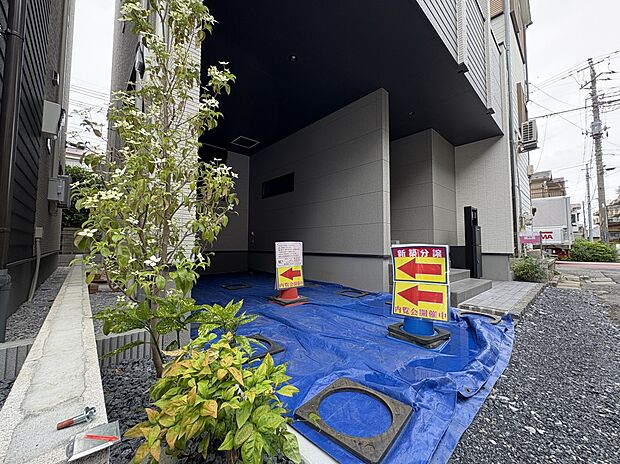【庭】駐車場前に植木を植えました。
