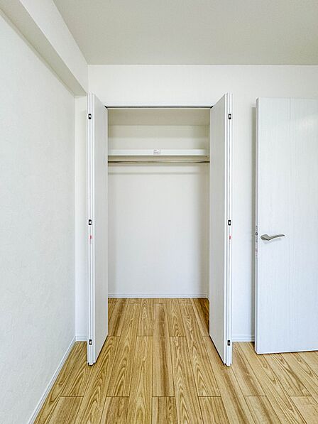 【収納 寝室5帖】各部屋を最大限に広く使って頂ける様、全居住スペースに収納付。プライベートルームはゆったりと快適に。各部屋に配置された収納、そしてスムーズな生活動線は、住むほどにその機能性を…