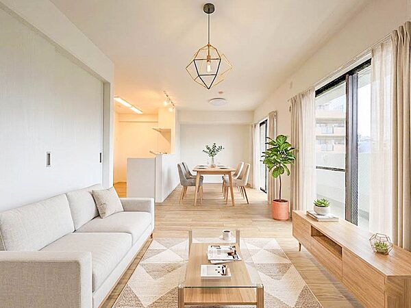 【LDK13帖】5階建ての3階部分という、外部からの視線を遮りつつも開放感を得られる絶妙な高さに位置しています。家具は販売に含まれません。（CG)