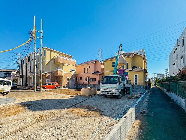 【前面道路】車の通行が少ないので、静かな住環境を維持することができます。
