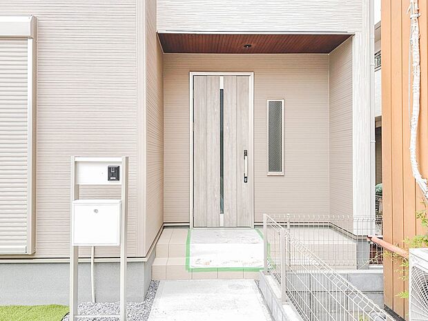 【玄関】家の顔となる玄関は、高いデザイン性が求められます。高級感と断熱性、防犯性に優れた玄関ドアを標準装備。ピッキング対策のセキュリティサムターン等、防犯に考慮しました。