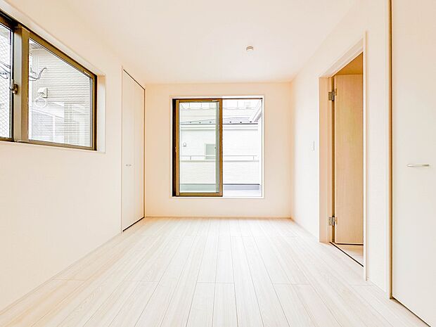 【子供部屋】お子様のお部屋にぴったりなクロークを備えたフローリング仕様の洋室です。