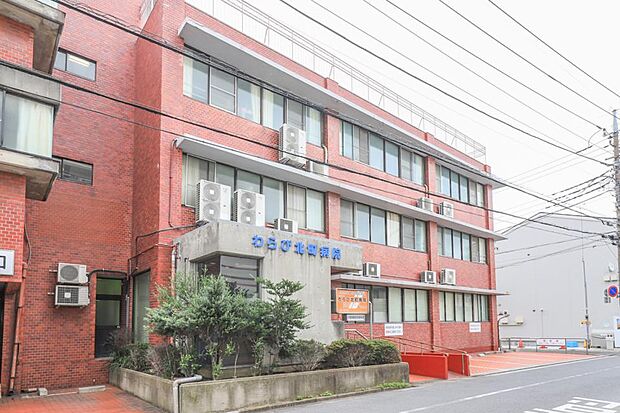 病院 1352m わらび北町病院(蕨市北町2丁目に位置する病院。外来診療受付は午前8時30分から(6時30分から受付整理券を正面玄関で配布しています)。休診日は日曜日、祝日、年末年始です(皮…