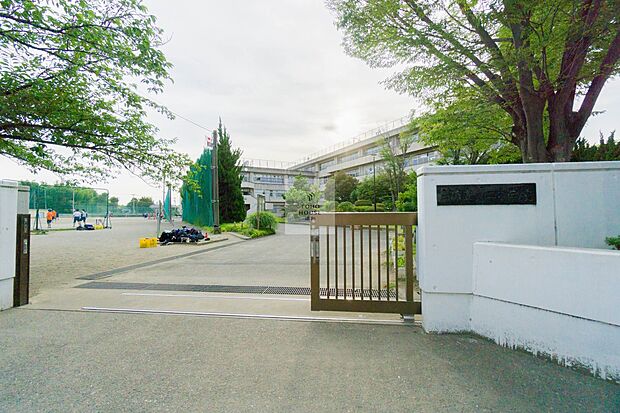 中学校 1100m 蕨市立第二中学校(当たり前のことを当たり前に。かんたんなことをかんたんに。凡事徹底。私たちの教育目標です。シンプルにいこう、ということでしょうか。私たちは理想的、生徒たち…