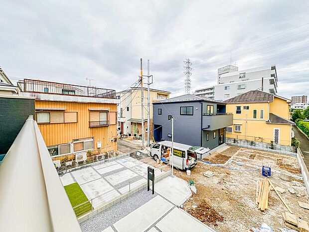 【前面道路】車の通行が少ないので、静かな住環境を維持することができます。