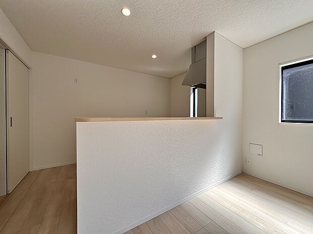 【リビング】整然とした空間演出、快適な理想の暮らしの実現は家のみの拘りではなく、そこで暮らす方々にとって素敵な環境であることも挙げられると思います。四季折々の変化が奏でる鼓動を楽しんで下さい…