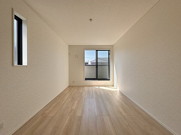 【寝室】シンプルな内装はおしゃれのポイントです。シンプルは華美より飽きがこないからです。色や模様でおしゃれ感をだす。それがシンプルイズビューティーです。