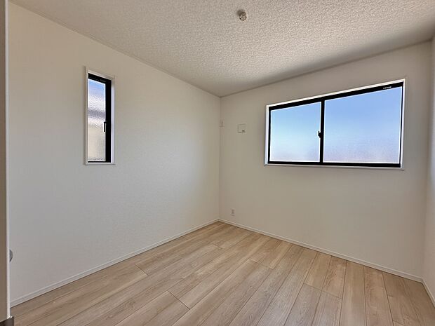【子供部屋】お子様のお部屋にぴったりなクロークを備えたフローリング仕様の洋室です。