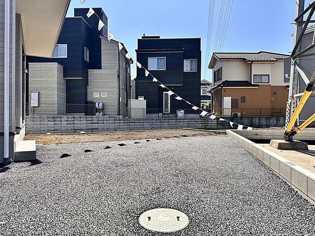 【駐車場】毎日の生活にマイカーが必須という方は、購入を検討する際、駐車場があることは大事な条件です。毎日の通勤や家族の送迎、買い物やお出かけなどクルマのある暮らしを満喫したい方は要チェック。…